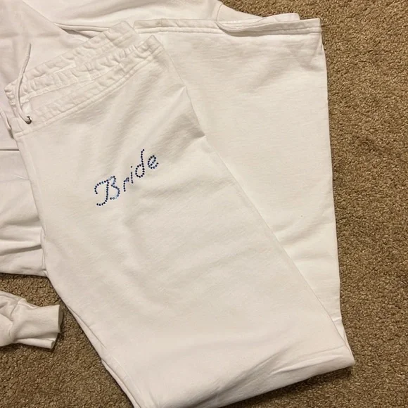 California fleece jogging pants XL and jacket L, but runs a little small. - Picture 3 of 8